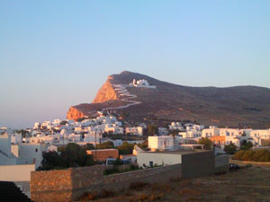 Vista del centro di Chora e Monastero della Vergine in cima alla scogliera